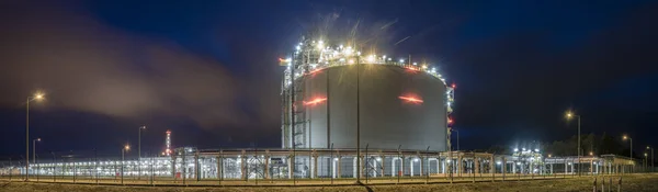 Natt panorama av lng-terminal — Stockfoto