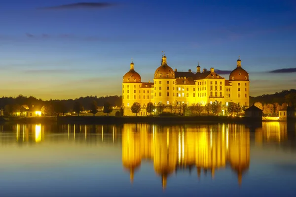 Moritzburg kastély a éjszakai megvilágítás — Stock Fotó