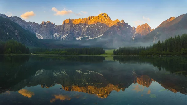 Sonnenaufgang über dem kristallklaren Bergsee in den Julischen Alpen — Stockfoto