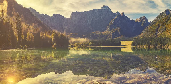 Panorama horské jezero v dopoledních hodinách v Julských Alpách — Stock fotografie