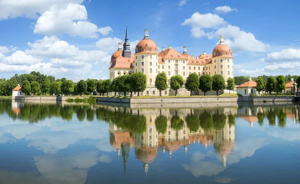 Zamku Moritzburg. Zamek nad jeziorem w pobliżu Dresden, Drezno, Niemcy, UE — Zdjęcie stockowe