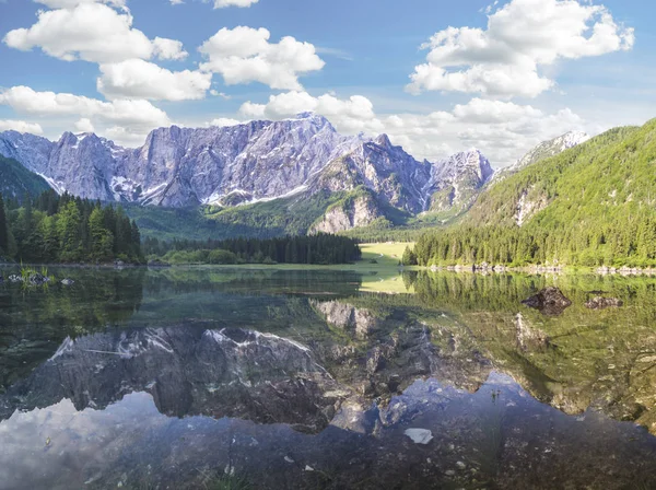 Lago de montaña por la mañana, Laghi di Fusine en los Alpes Julianos — Foto de Stock