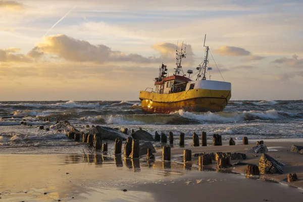 Vissersboot vechten met golven tijdens een storm op zee — Stockfoto