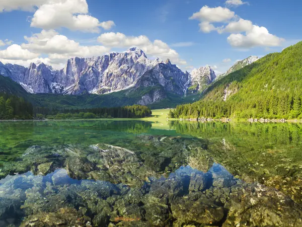 Lago de montaña por la mañana, Laghi di Fusine en los Alpes Julianos — Foto de Stock