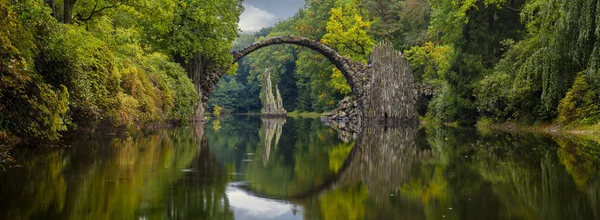 Arch Bridge w Kromlau, Saksonia, Niemcy. Kolorowa jesień w kiełków — Zdjęcie stockowe