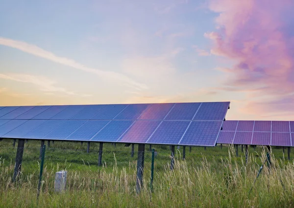 Paneles solares al atardecer —  Fotos de Stock