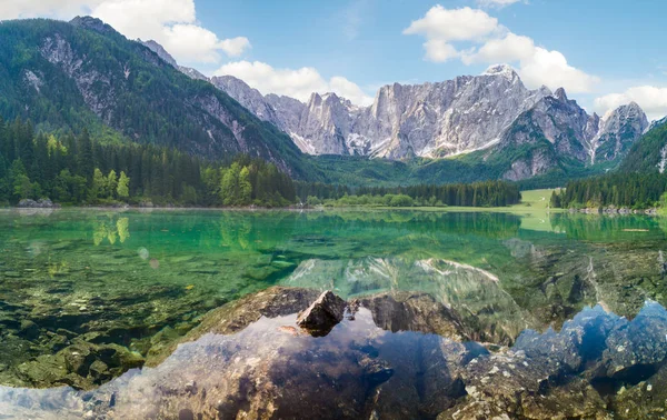 Lago de montaña por la mañana, Laghi di Fusine en los Alpes Julianos — Foto de Stock