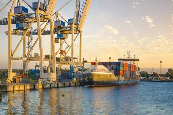 Containerverladung per Kran, Handelshafen, Schifffahrt — Stockfoto
