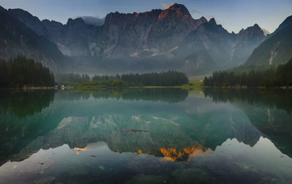 Belo lago de montanha Laghi Di Fusine pela manhã — Fotografia de Stock