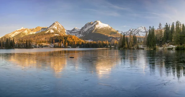 Zimní panorama horské jezero Štrbské pleso na Slovensku — Stock fotografie