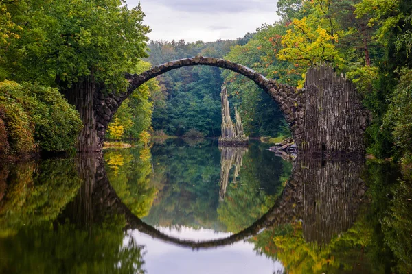 Ponte Dei Diavoli Kromlau Rododendri Fiore Nel Parco Primaverile — Foto Stock