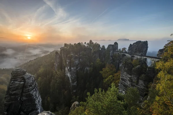 Wunderschöner, nebliger Sonnenaufgang im Sachsenpark, Blick vom — Stockfoto