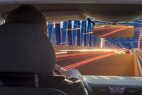 Vista do interior de um carro dirigindo em uma estrada de asfalto — Fotografia de Stock