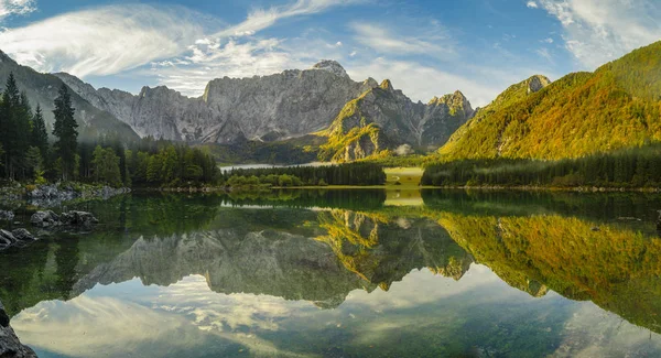 High resolution panorama of the Laghi di Fusine alpine lake in t — Stock Photo, Image