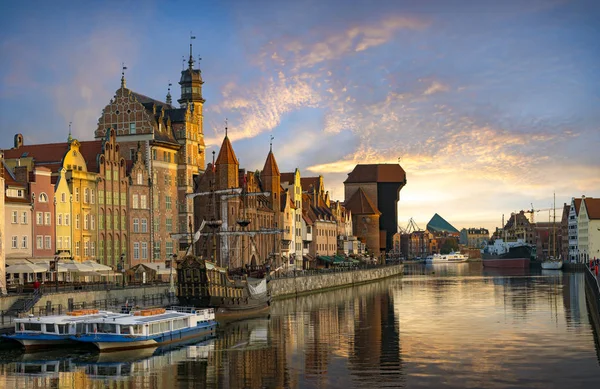 Coloridas fachadas góticas da cidade velha em Gdansk, Polônia — Fotografia de Stock