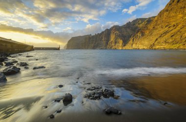 Günbatımı üzerinde Los Gigantes kayalıklardan Tenerife