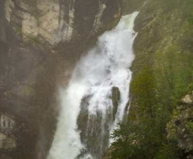 kayalar ve gündüz sırasında düşen su     