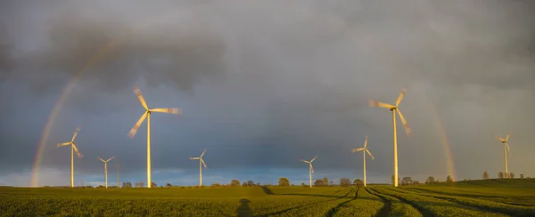 Arco-íris sobre o campo e moinhos de vento — Fotografia de Stock