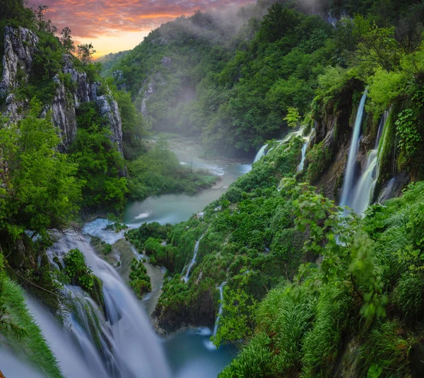 雾蒙蒙的早晨在克罗地亚普利特维公园的瀑布上 — 图库照片