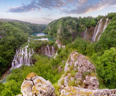 Milli Park Plitvice Gölleri şelaleler, sunrise waterfal üzerinde