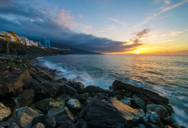 Atlantic coast, Tenerife, Puerto de la Cruz, Punta Brava üzerinden günbatımı