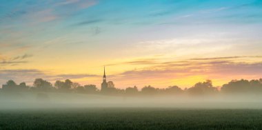 Sisli sabah köy, tarlada olarak panorama