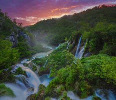 Peri masalı, Puslu sabah şelaleler Plitvice Park, Hırvatistan