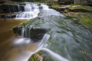 Cascades bir küçük dağ Nehri üzerinde