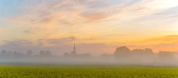 Dimmig morgon i fältet nära byn, panorama — Stockfoto
