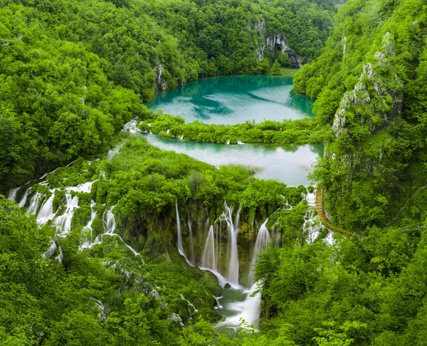 Mañana sobre cascadas en el parque Plitvice, Croacia — Foto de Stock
