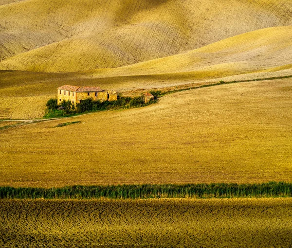 Een verlaten huis ergens in Toscane — Stockfoto