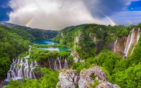 Ráno nad vodopády v park Plitvická jezera, Chorvatsko — Stock fotografie