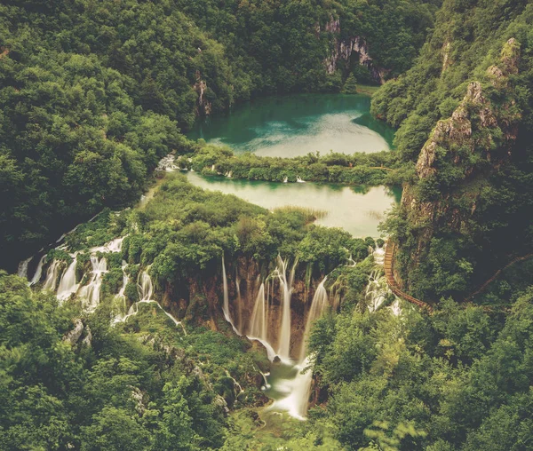 Matin sur les chutes d'eau dans le parc de Plitvice, Croatie — Photo