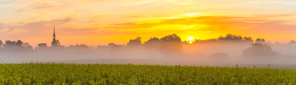 Mañana brumosa en el campo cerca del pueblo, panorama — Foto de Stock