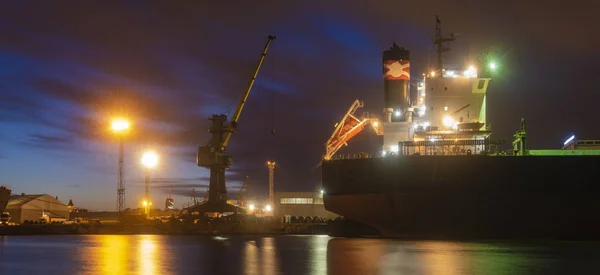 Toplu kargo gemileri liman gece — Stok fotoğraf