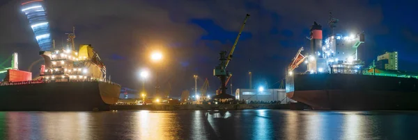 Bulk cargo ships in the harbor at night-panorama — Stock Photo, Image