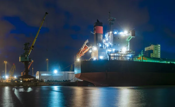 Hromadného nákladní lodě v přístavu v noci — Stock fotografie