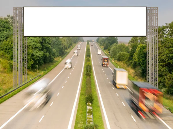 Panneau blanc vierge au-dessus de l'autoroute — Photo