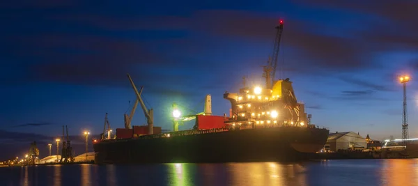 Toplu kargo gemileri liman gece — Stok fotoğraf