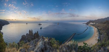 Atlantik Okyanusu üzerinde güzel bir gün batımı. Tenerife, Kanarya Adaları.