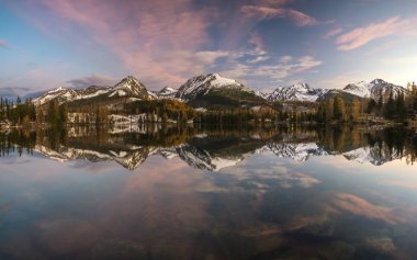 Sakin göl suyuna karşı dağlar 