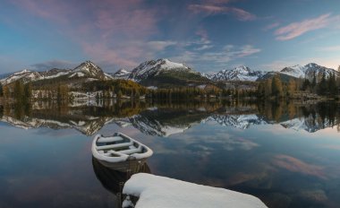 soğuk sabah bir dağ gölü Tatras, Strbske Pleso, Slovakya