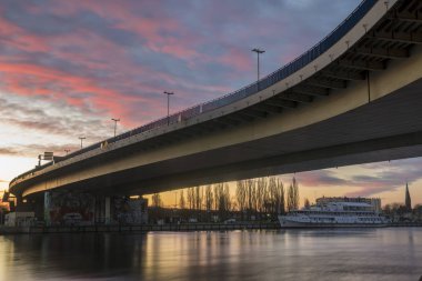 Szczecin, Polonya-Aralık 2017: Köprü, kıllar sabah gökyüzüne karşı kale rotanın parçası