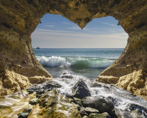 Θέα Του Ωκεανού Από Μια Σπηλιά Σχήμα Καρδιάς — Φωτογραφία Αρχείου