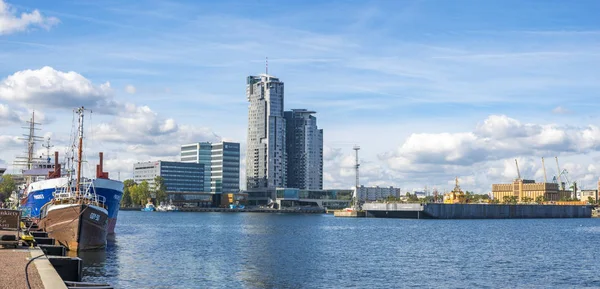 Gdynia, Polen-September 2016: Marina och vattnet i Gdynia, — Stockfoto