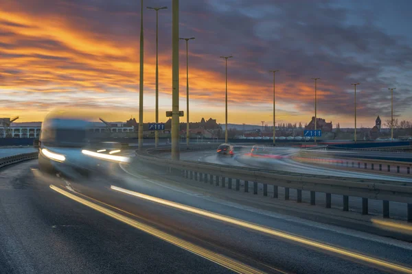 Morgendlicher Autoverkehr Auf Der Auffahrt Zur Stadt Spuren Von Licht — Stockfoto