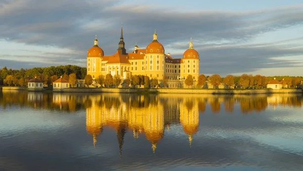 Castelo de Moritzburg em uma bela luz da noite — Fotografia de Stock