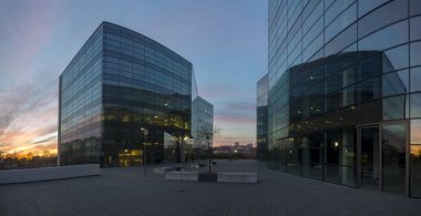 Szczecin, Polonya-Aralık 2017: Ofis Binası akşam gökyüzü arka planı