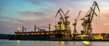 ticaret gemisi onarım bahçesindeki kuru dock