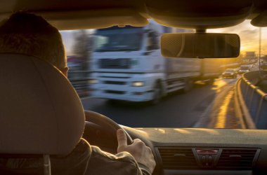 yaz gecesi otomobilin direksiyon arkasında 